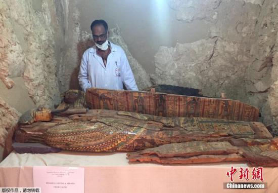 资料图：当地时间2017年4月18日，埃及卢克索，考古学家最近在挖掘一个3500多年前的墓葬时，发现了木乃伊与彩绘木棺，同时还有上千个陪葬雕像。