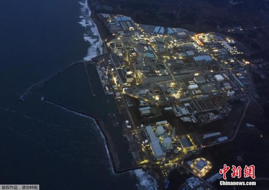 资料图：3016年3月10日，“3·11”大地震5周年纪念日的前一天，福岛第一核电站在黄昏中停运亮灯的场景。