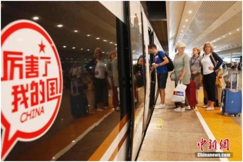 中国完全自主知识产权的高铁列车“复兴号”2017年6月首发，时速350公里列居世界第一。殷立勤 摄