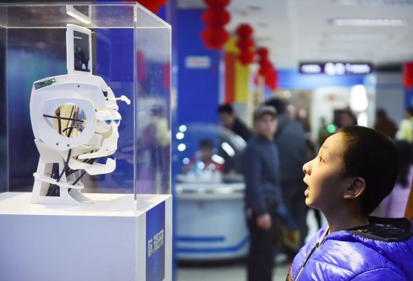 资料图片：2月18日，在福建省科技馆，小朋友与能模仿人表情的“表情机器人”互动。新华社记者 宋为伟 摄
