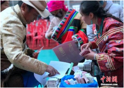 2017年12月2日，青海省海西蒙古族藏族自治州天峻县生态畜牧业合作社联合社的分红大会总分红金额达1304万元，藏族牧民用袋装现金。孙睿 摄