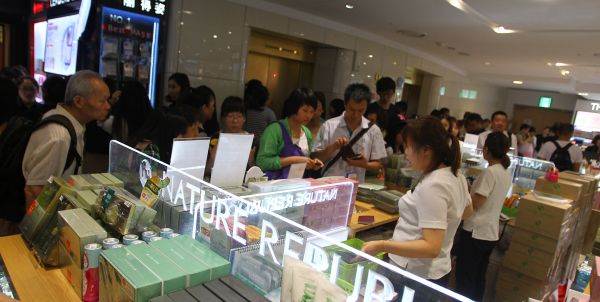 资料图片：中国游客在韩国首尔一免税店内购物（2014年6月26日摄）。新华社记者姚琪琳摄