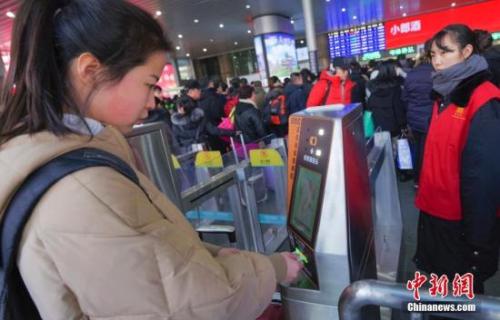 高科技投入2018年春运，旅客“刷脸”进站。中新社记者 贾天勇 摄。