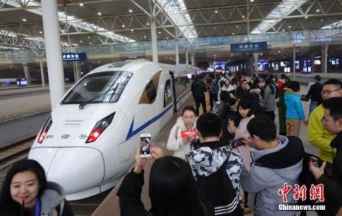 2017年12月6日，西成高铁正式通车，中国西部交通添新“动脉。刘忠俊 摄