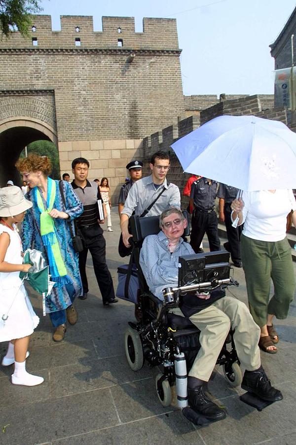 2002年8月21日，当今世界上最重要的广义相对论家和宇宙家斯蒂芬⋅霍金参观了北京八达岭长城。 视觉中国 资料图
