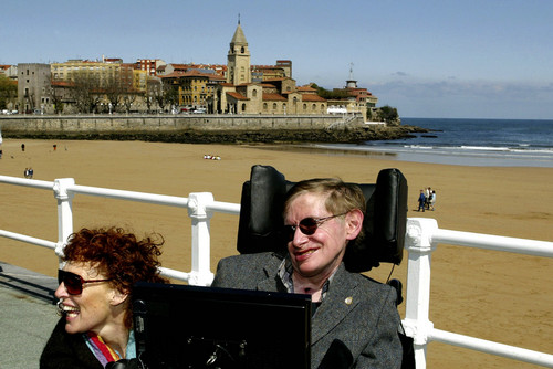 这是2005年4月10日，霍金（右）和前妻伊莱恩在西班牙希洪度假的资料照片。新华/路透