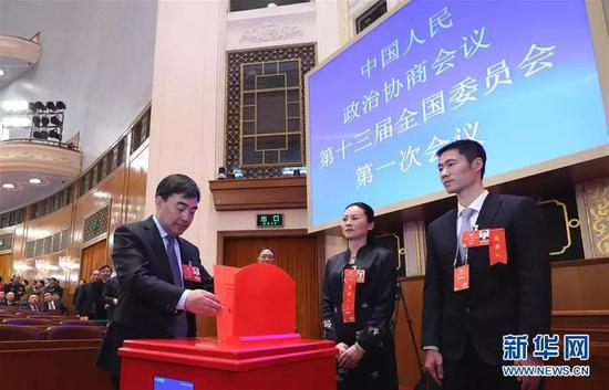 3月14日，全国政协十三届一次会议在北京人民大会堂举行第四次全体会议，选举政协第十三届全国委员会主席、副主席、秘书长和常务委员。这是委员在投票。新华社记者 庞兴雷 摄
