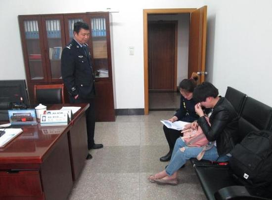 在民警赵汉根的帮助下，失散36年后孪生姐妹重逢、诉说过往。杭州市富阳区公安局 图