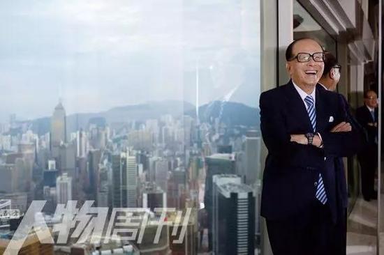 2013年11月22日，李嘉诚在香港长实中心的会议室，背后是维多利亚港 图 / 本刊记者 方迎忠