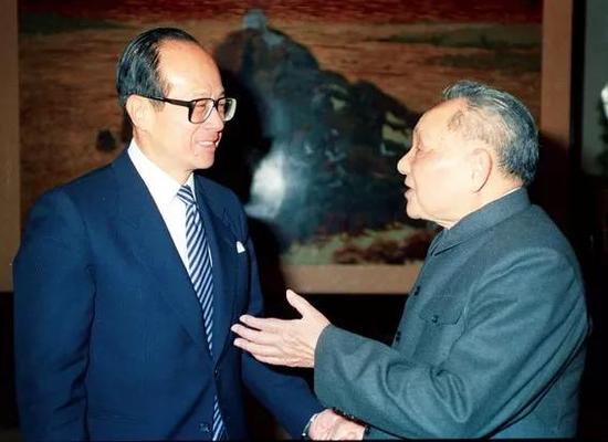 1990年初，北京，邓小平接见香港首富李嘉诚  图 / 任晨鸣
