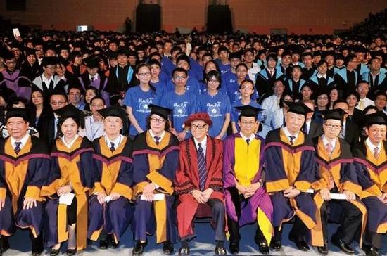 2013年6月28日，李嘉诚（中）出席汕头大学毕业典礼