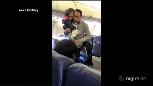 一名2岁的女童和她的父亲被赶下飞机，因为她在机上哭泣。（图片来源：美国广播电视台视频截图）