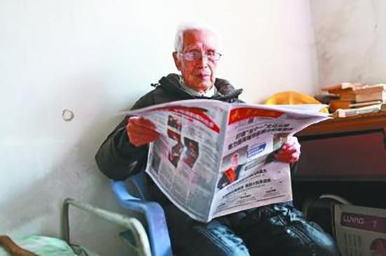 105岁的佟裕琦经常看书看报。 中新网 图