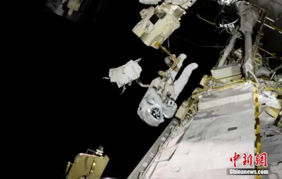 资料图：国际空间站的宇航员进行太空行走，更换了出现问题的机器手臂。