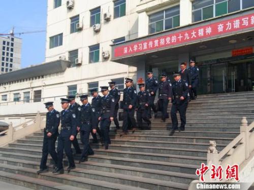 资料图：3月7日，山西省祁县人民法院组织执行干警前往“老赖”家里、单位开展突击行动。　刘小红 摄