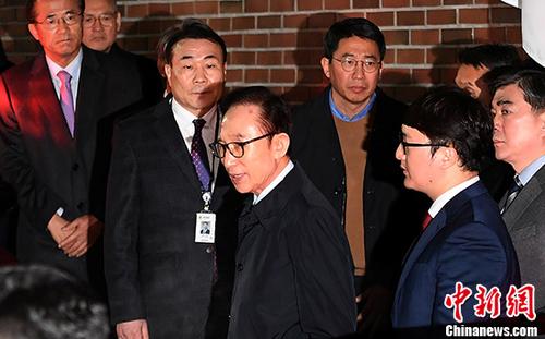 当地时间3月22日，在韩国首尔，韩国前总统李明博走出私宅。