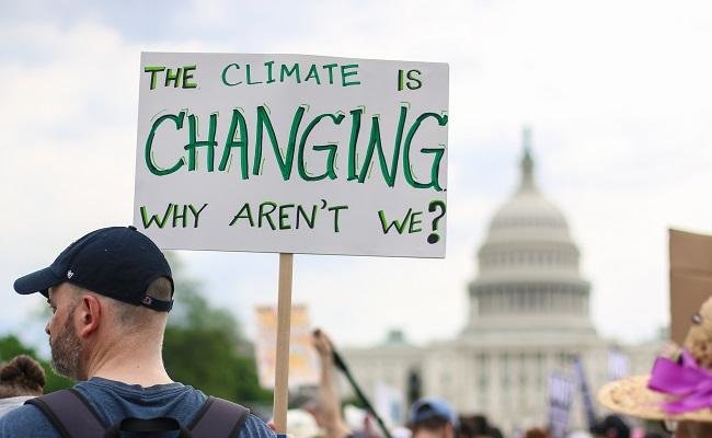民众在华盛顿参加气候变化抗议活动。（Shutterstock）