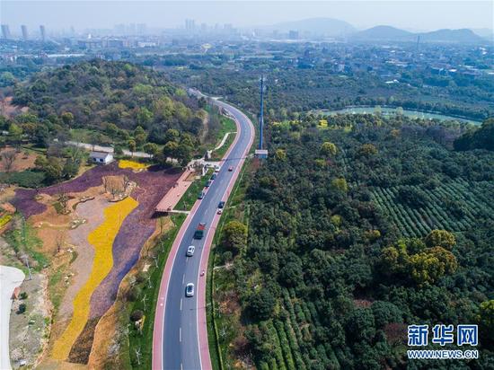 这是3月27日使用无人机航拍的余杭区农村公路超山环线。浙江省杭州市余杭区实施“乡村振兴 公路先行”战略，助力美丽乡村建设。新华社记者徐昱摄