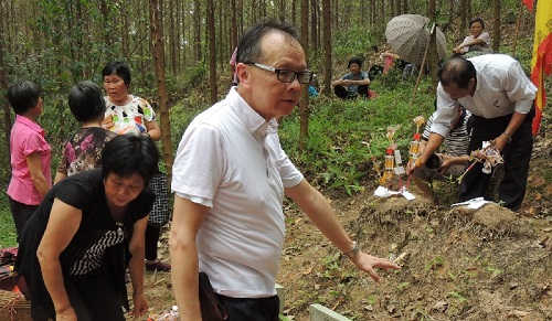 雷蒙德·张（音）去年回到位于广东开平的老家寻根（香港《南华早报》网站）