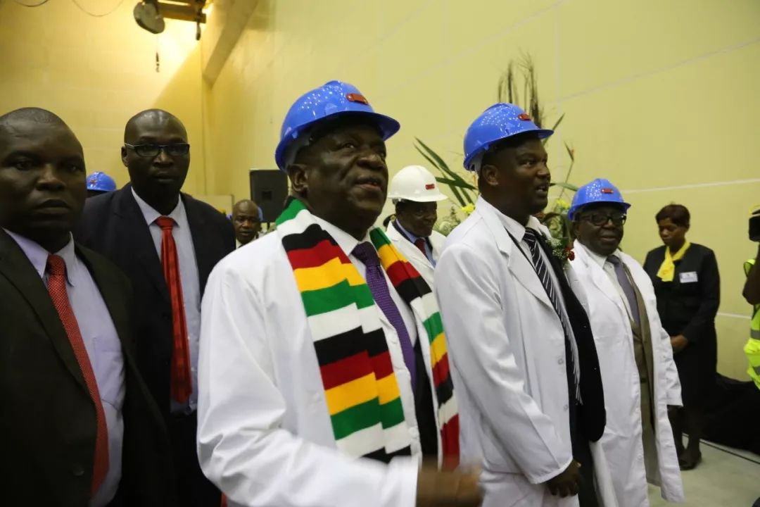 3月28日，津巴布韦总统姆南加古瓦（左三）在卡里巴南岸水电站参观新发电机组。 