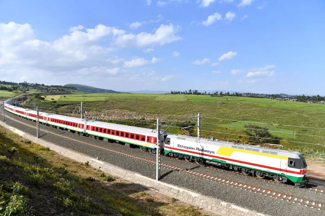 2016年10月3日，在埃塞俄比亚首都亚的斯亚贝巴附近，一列试运行列车在亚吉铁路上行驶。（新华社记者孙瑞博摄）