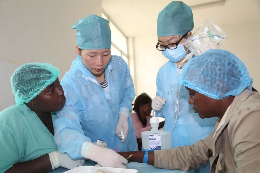 2014年12月10日，中国人民解放军援助西非抗击埃博拉疫情医疗队为中塞友好医院开展输液培训活动。（新华社记者戴欣摄）