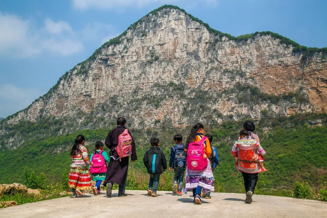 天路:贵州一小学孩子爬4里崖壁上学 教师护送31年