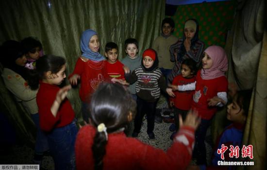 杜马位于大马士革东古塔地区，据外媒报道，叙利亚政府军3月9日开始对东古塔地区发动新一波空袭，危及运送重要救援物资的车队。叙政府军已对这个反抗军控制的地区发动近3周的猛烈攻势，并取回一半以上土地。图为在杜马避难所中生活的儿童们。