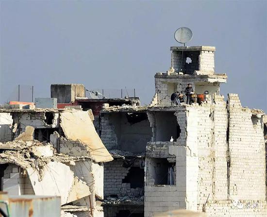 2016年12月，报道叙利亚政府军在北部城市阿勒颇的战事。