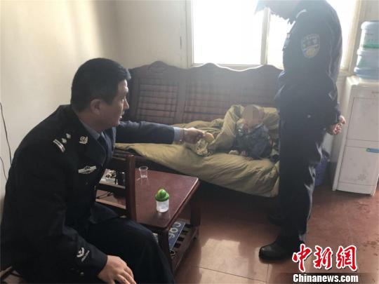 民警陪伴小孩身边