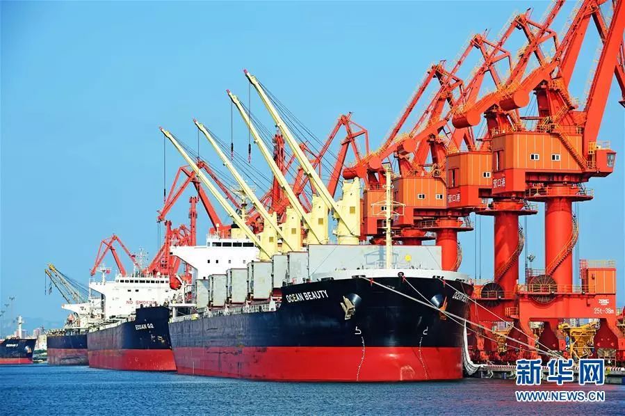 ▲货轮停泊在辽宁省营口港鲅鱼圈港区装卸货物。