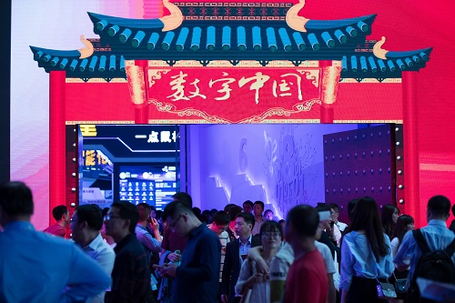 2018年4月22日，观众在首届数字中国建设成果展览会上参观。 新华社记者 金立旺 摄