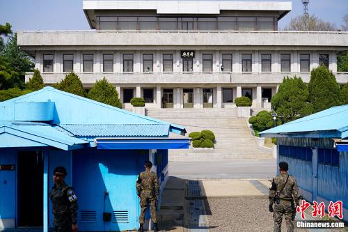 图为在韩方一侧自由之家，可看到对面朝方一侧的板门阁。中新社记者 吴旭 摄