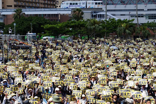2016年6月19日，日本冲绳数万人集会，抗议驻日美军残虐暴行。 新华社记者 沈红辉 摄