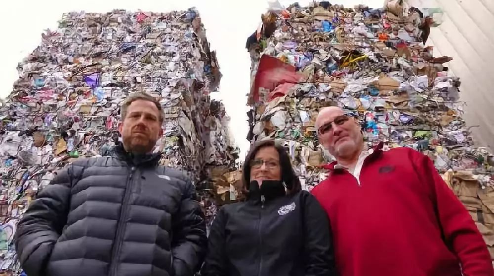 ▲中国的“禁废令”让美国的垃圾供过于求。图为俄勒冈一个回收公司的员工站在堆积如山的垃圾前。（美国全国公共广播电台网站）