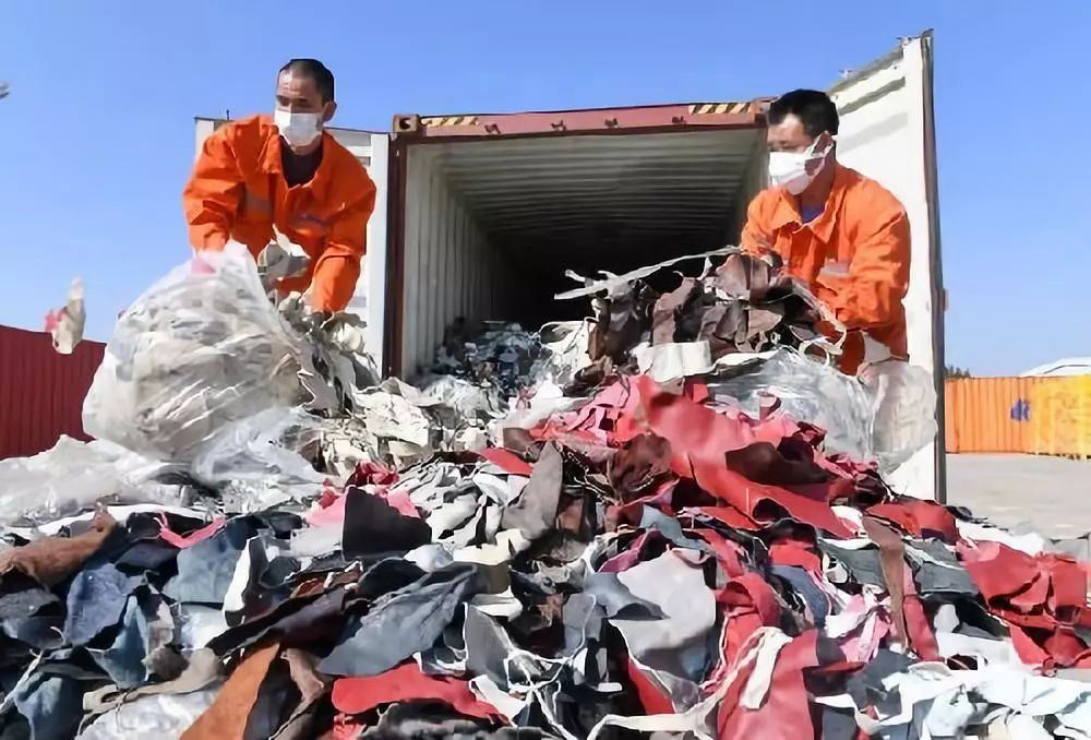 ▲工人在厦门海关的海沧查验场清理查获的进口牛皮革洋垃圾。（新华社）
