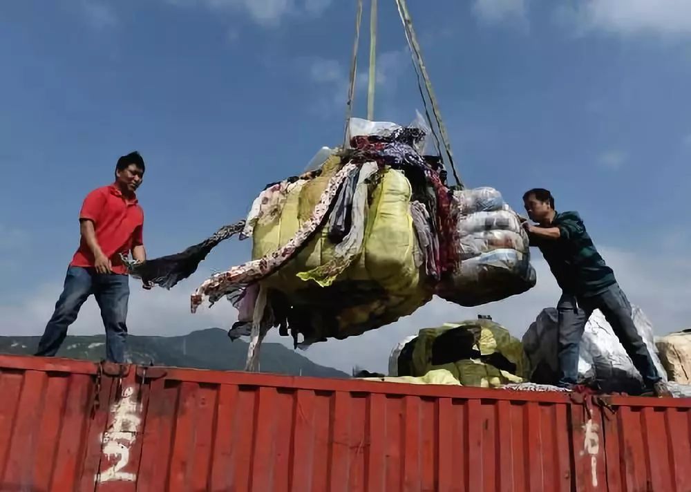 ▲深圳土洋码头工作人员正在搬运和销毁走私废旧衣物。（新华社）