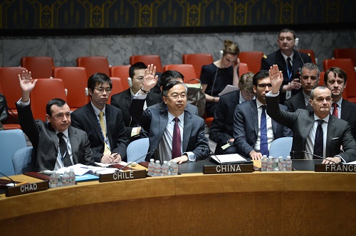2014年4月10日，在纽约联合国总部，中国时任常驻联合国副代表王民（前排中）就关于在中非共和国部署维和部队的决议草案举手表决。 新华社记者牛晓雷摄