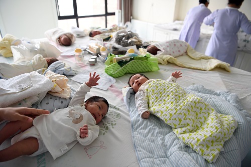 2017年12月1日，在合肥市经开区芙蓉社区一家月子中心，工作人员在护理婴儿。 新华社记者刘军喜摄