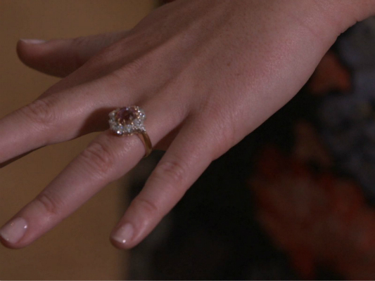 尤金妮公主早前接受采访时晒出自己的订婚戒指。