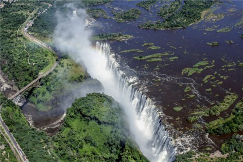 这是2014年2月17日从空中俯瞰的津巴布韦维多利亚瀑布。新华社记者许林贵 摄