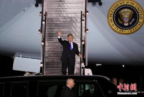 美国总统特朗普于当地时间6月10日晚乘坐“空军一号”专机抵达新加坡巴耶利峇空军基地。中新社记者 刘震 摄