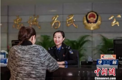 广东警方全面实行办理出入境证件“只跑一次”制度