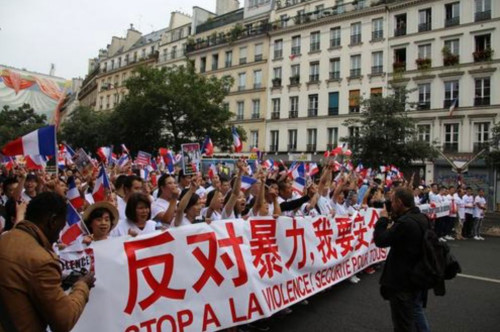资料图：2016年，法国华界举行“反暴力，要安全”大游行。图为游行现场。（法国《欧洲时报》/ 黄冠杰 摄）