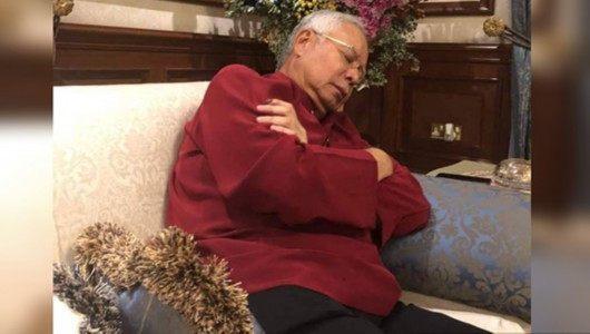 2018年5月，纳吉布在沙发上睡觉。刚刚卸任的马来西亚前总理纳吉布家中遭到彻夜搜查。