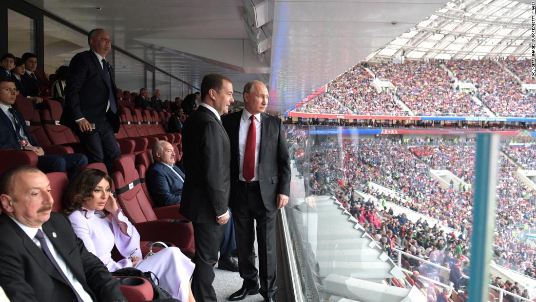 世界杯开幕式上的普京和梅德韦杰夫（CNN图）