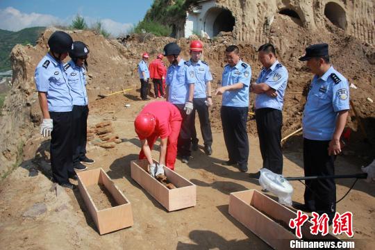 吴起县公安局销毁200余枚战争时期遗留废旧炮弹。　吴起县官方供图　摄