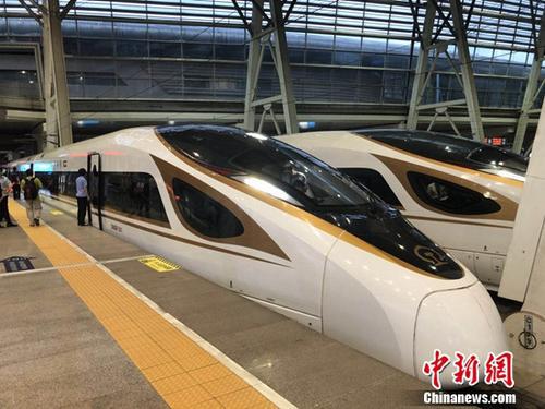 复兴号动车组在京津城际铁路按照时速350时速达速运行。冷昊阳 摄