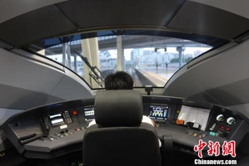 开车前，列车驾驶员在驾驶室进行设备调试。冷昊阳 摄