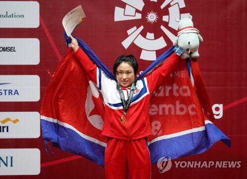 朝鲜选手李成今20日夺得本届亚运会女子48公斤级举重金牌。（韩联社）